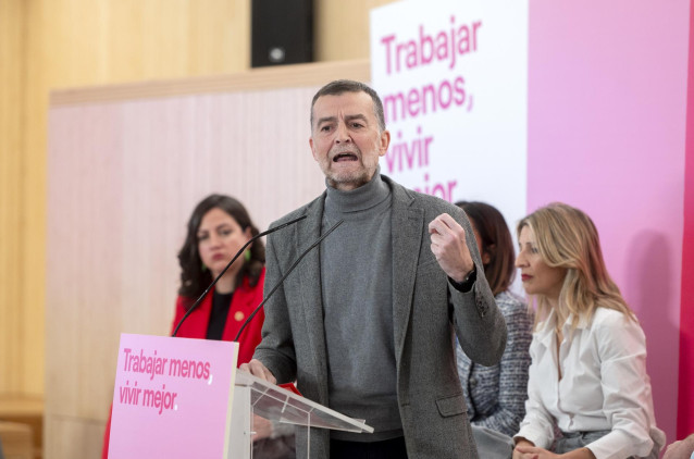El coordinador general de IU, Antonio Maíllo, interviene durante una cumbre de Sumar junto a ministros y diferentes portavoces que integran la coalición para reivindicar la reducción de la jornada laboral, a 17 de enero de 2025, en Madrid (España).