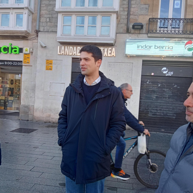 Díez Antxustegi,en su comparecencia de este sábado ante los medios de comunicación  en Vitoria-Gasteiz