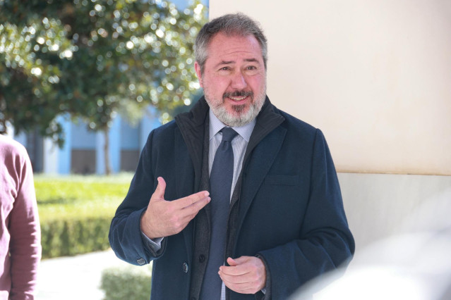 El exsecretario general del PSOE andaluz, Juan Espadas, se despide de los periodistas en el Parlamento de Andalucía. A 06 de febrero de 2025, en Sevilla (Andalucía, España).