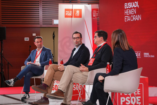 El ministro de Economía, Comercio y Empresa , Carlos Cuerpo, el ministro para la Transformación Digital y de la Función Pública, Óscar López, y el  vicelehendakari y consejero de Economía, Trabajo y Empleo del Gobierno vasco, Mikel Torres.