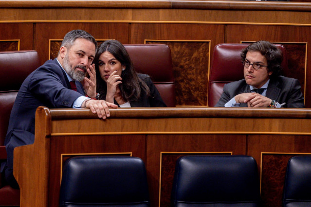 (I-D) El presidente de VOX, Santiago Abascal; la portavoz de VOX en el Congreso, Pepa Millán y el diputado de VOX, José María Figaredo, en la Cámara Baja, a 11 de febrero de 2025, en Madrid (España).