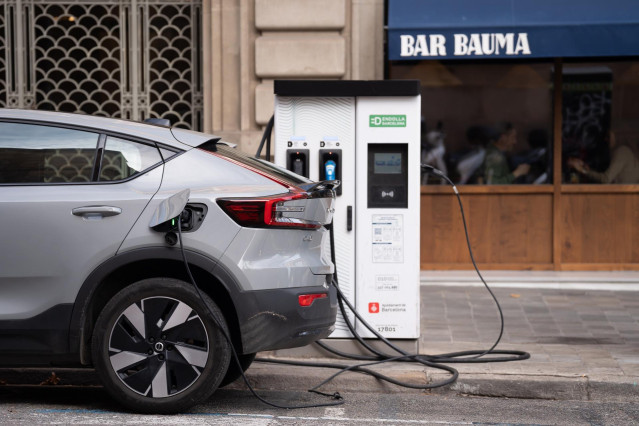 Un coche cargándose en un punto de carga público para coches eléctricos, a 14 de febrero de 2025, en Barcelona, Cataluña (España).