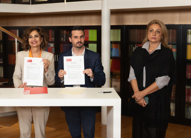 Archivo - (I-D) La ministra de Hacienda en funciones y vicesecretaria general del PSOE, María Jesús Montero, el secretario de Organización de Coalición Canaria, David Toledo, y la portavoz de Coalición Canaria en el Congreso, Cristina Valido, durante la f