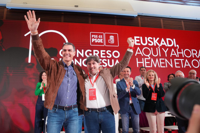 El secretario general del PSOE y presidente del Gobierno, Pedro Sánchez (i), y el secretario general del PSE-EE, Eneko Andueza (d), durante el 10º Congreso del PSE-EE