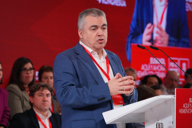 El secretario de Organización del PSOE, Santos Cerdán, interviene durante la clausura del 10º Congreso del PSE-EE, en el Palacio de Congresos y Auditorio Kursaal