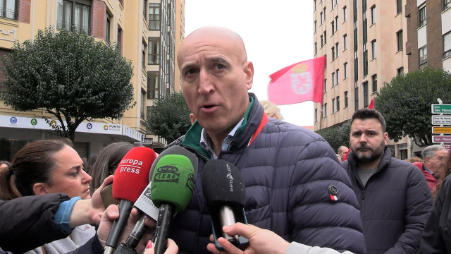 El alcalde de León, José Antonio Diez, este domingo en la manifestación por el futuro de la provincia.