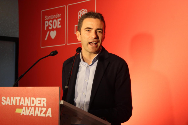 Archivo - El nuevo secretario general del PSOE de Cantabria, Pedro Casares.-ARCHIVO