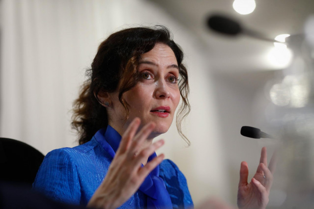 La presidenta de la Comunidad de Madrid, Isabel Díaz Ayuso, interviene durante el Foro de Debate, organizado por la Fundación Sargadelos