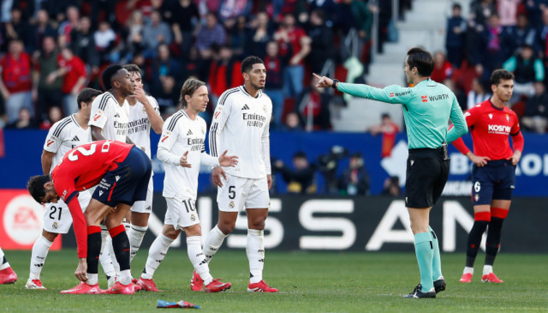 EuropaPress 6521569 juan martinez munuera referee of the match expels jude bellingham of real