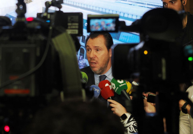 El ministro de Transportes, Óscar puente, atiende a los medios de comunicación en Valladolid.