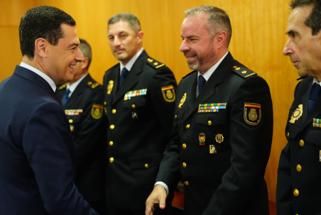 El presidente de la Junta, Juanma Moreno, ha mantenido este lunes un encuentro con miembros de la Junta Regional de la Policía Adscrita en Andalucía, en Sevilla