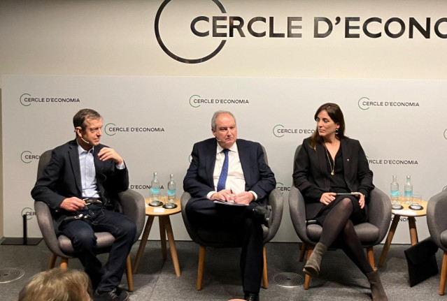 El director del Institute for European Policymaking de la Universidad de Bocconi, Daniel Gros; el ministro de Industria y Turismo, Jordi Hereu, y la consellera de Investigación y Universidades de la Generalitat, Núria Montserrat.