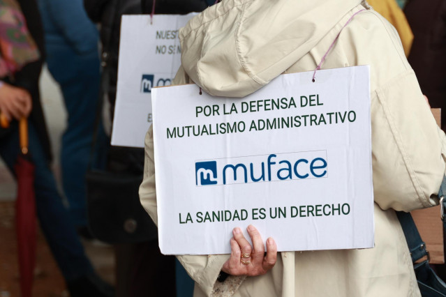 Varios funcionarios se concentran ante la sede provincial de Muface.