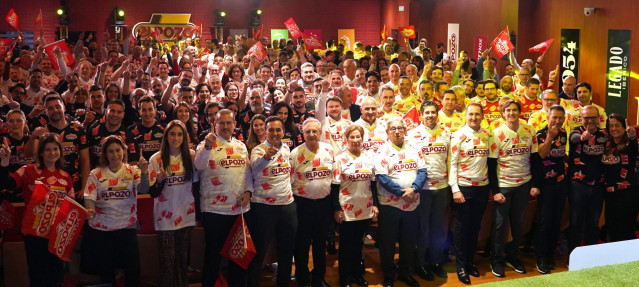 Equipo de Marketing y Comercial de El Pozo Alimentación vistiendo la misma camiseta