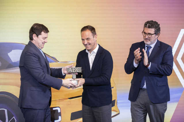 El presidente de la Junta de Castilla y León, Alfonso Mañueco entrega el Premio ABC a Mejor Coche del Año al director general de Renault en España, Sebastian Guiges.