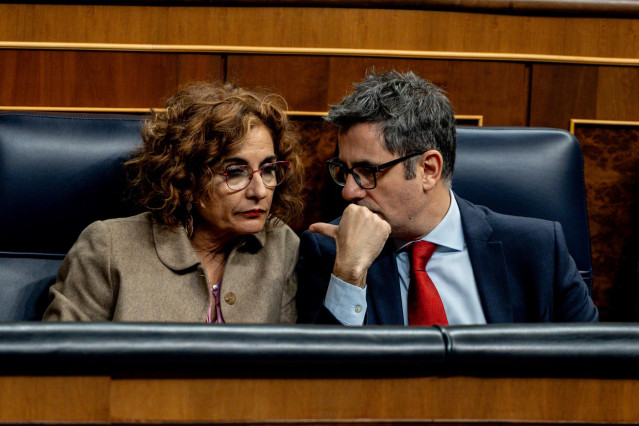 Archivo - La vicepresidenta primera y ministra de Hacienda, María Jesús Montero y el ministro de Presidencia, Justicia y Relaciones con la Cortes, Félix Bolaños, durante una sesión plenaria, en el Congreso de los Diputados, a 10 de diciembre de 2024, en M