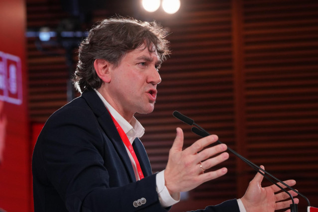 El secretario general del PSE-EE, Eneko Andueza, durante la clausura del 10º Congreso del PSE-EE, en el Palacio de Congresos y Auditorio Kursaal, a 16 de febrero de 2025, en San Sebastián, Gipuzkoa