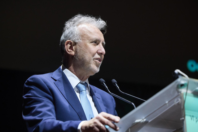 El ministro de Política Territorial y Memoria Democrática, Ángel Víctor Torres, asiste al acto de entrega de los Premios Desalambre, en CaixaForum Madrid, a 5 de febrero de 2025, en Madrid (España). Organizados por elDiario.es, los Premios Desalambre cele