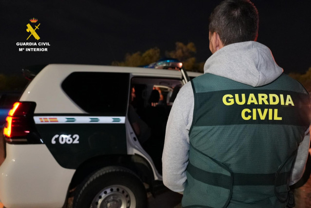 Archivo - Un agente de la Guardia Civil de Cádiz en una imagen de archivo.