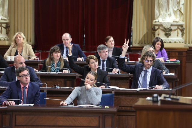 Archivo - La presidenta del Govern, Marga Prohens, en un pleno.