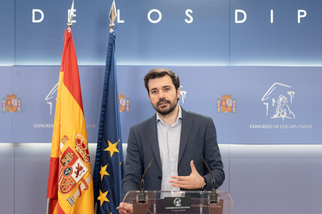El portavoz del Grupo Mixto en el Congreso, Javier Sánchez Serna, durante una rueda de prensa anterior a la Junta de Portavoces, en el Congreso de los Diputados, a 11 de febrero de 2025, en Madrid (España).