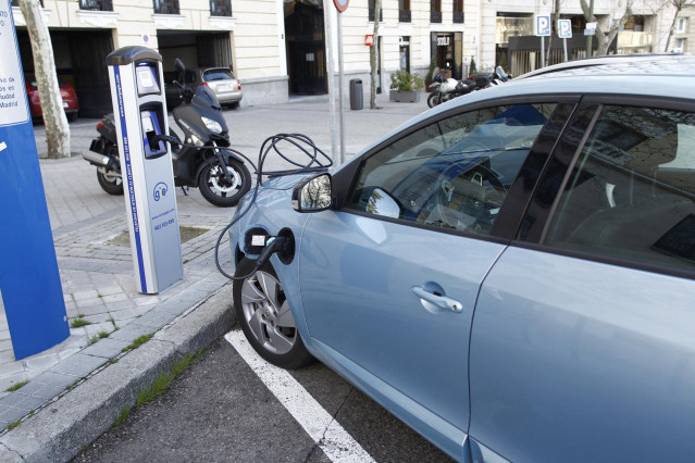 Archivo - Coche eléctrico.