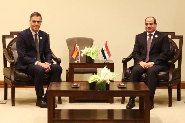 Archivo - El presidente del Gobierno, Pedro Sánchez (i), durante el encuentro bilateral con el presidente de Egipto, Adbel Fatah al Sisi (d)