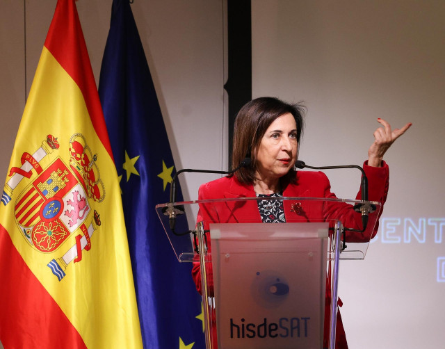 La ministra de Defensa, Margarita Robles, interviene durante su visita a las instalaciones de Hisdesat Centro de Control de Satélites