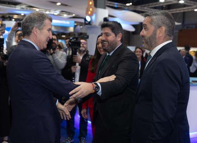 El presidente del PP, Alberto Núñez Feijóo, saluda al presidente del Gobierno de la Región de Murcia, Fernando López Miras, durante su visita al estand de la Región de Murcia, en la Feria Internacional de Turismo (FITUR).