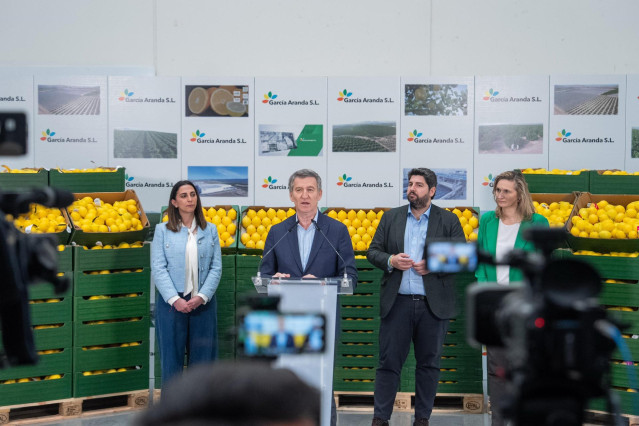 El líder del PP, Alberto Núñez Feijóo, y el presidente del PP de la Región de Murcia y del PP regional, Fernando López Miras, después de visitar la empresa García Aranda, S.L en Librilla (Murcia).