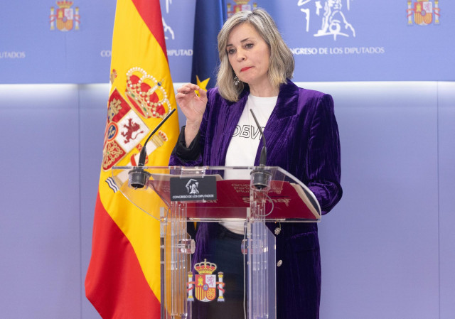 La portavoz de Sumar en el Congreso, Verónica Martínez, una rueda de prensa posterior a la Junta de Portavoces, en el Congreso de los Diputados, a 18 de febrero de 2025, en Madrid (España).