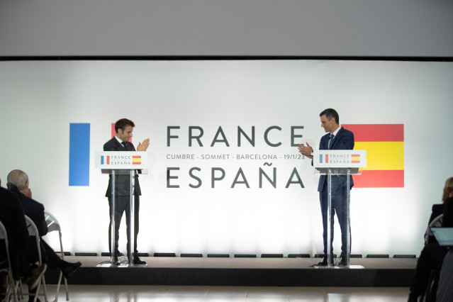 Archivo - El presidente de Francia, Emmanuel Macron (i) y el presidente del Gobierno, Pedro Sánchez (d),  tras la firma de un Tratado de Amistad