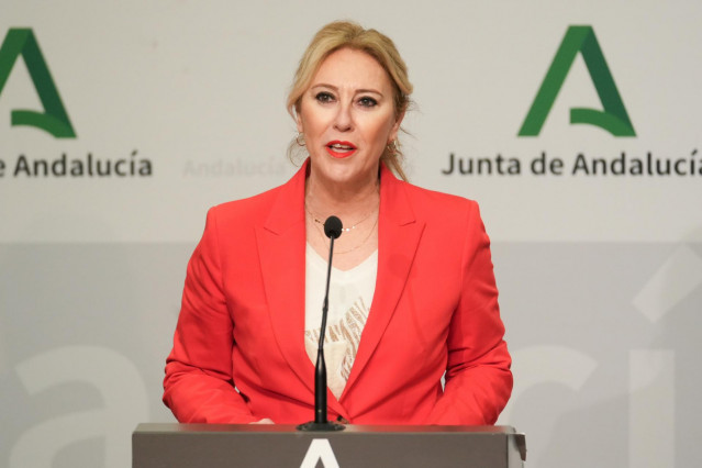 La consejera de Economía, Hacienda y Fondos Europeos y portavoz del Gobierno, Carolina España durante la rueda de prensa posterior al Consejo de Gobierno. A 18 de febrero de 2025, en Sevilla (Andalucía, España). El Consejo de Gobierno de la Junta de Andal