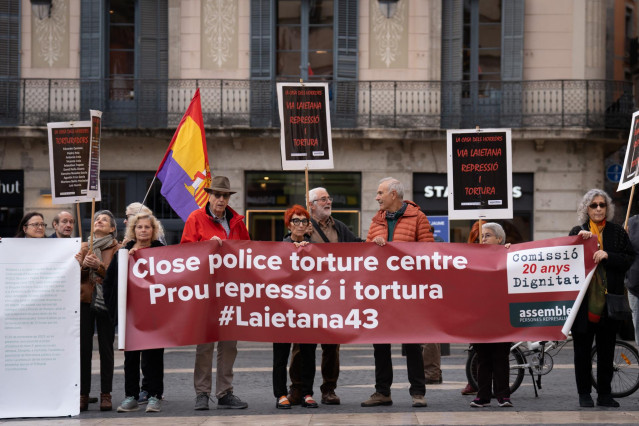 Archivo - Concentración en la plaza Sant Jaume de Barcelona reclamando el cierre de la Jefatura de la Policía Nacional de la Via Laietana