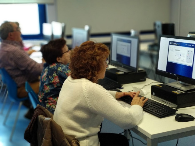 Archivo - Varias personas mayores formándose en tecnología