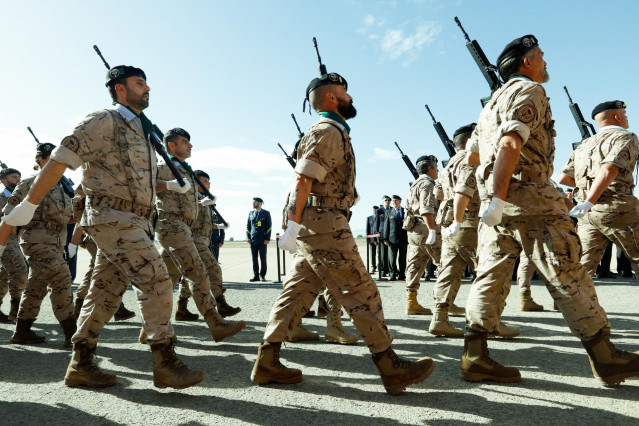 Varios militares desfilan durante el acto en conmemoración del 77º aniversario del primer lanzamiento paracaidista militar en España, en la Escuela Militar de Paracaidismo Méndez Parada, a 23 de enero de 2025, en Alcantarilla, Murcia (España).