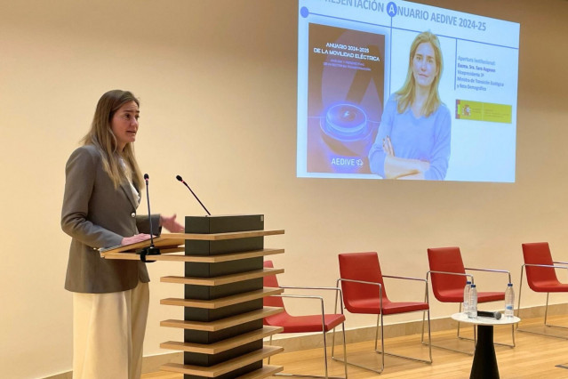 La vicepresidente tercera y ministra para la Transición Ecológica y el Reto Demográfico, Sara Aagsen, en la presentación del Anuario Aedive de la Movilidad Eléctria, este martes 18 de febrero en Madrid.