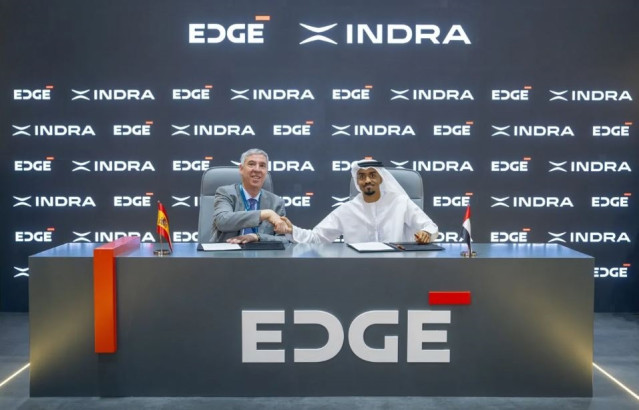 De izquierda a derercha: el consejero delegado de Indra, José Vicente de los Mozos, y el consejero delegado de Edge Group, Waleid Al Mesmari, durante la firma del acuerdo entre ambas compañías en Abu Dabi.