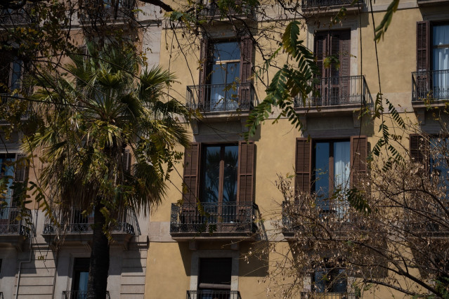 Archivo - Fachada de un edificio de viviendas en Barcelona