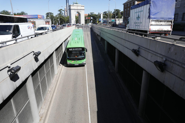 Archivo - Un autobús circula por Madrid