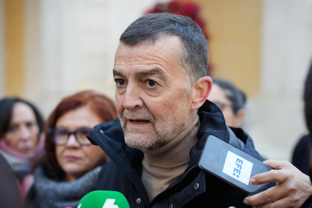 Archivo - El coordinador federal de Izquierda Unida, Antonio Maíllo (c), atiende a los medios de comunicación ante el Ayuntamiento de Sevilla. A 15 de enero de 2025, en Sevilla (Andalucía, España). (Foto de archivo).