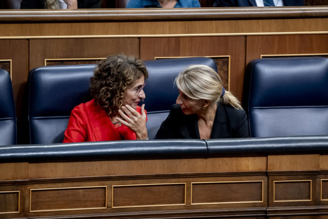 Archivo - La vicepresidenta primera y ministra de Hacienda, María Jesús Montero (i) y la vicepresidente segunda y ministra de Trabajo, Yolanda Díaz (d), durante una sesión plenaria en el Congreso de los Diputados, a 26 de septiembre de 2024, en Madrid (Es