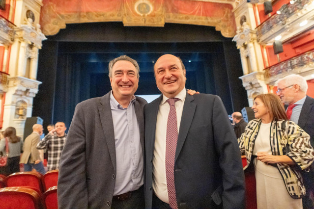 El portavoz del PNV en el Congreso, Aitor Esteban (i), y el presidente del EAJ-PNV, Andoni Ortuzar (d), durante la gala de los Premios Sabino Arana 2024, en el Teatro Arriaga, en Bilbao