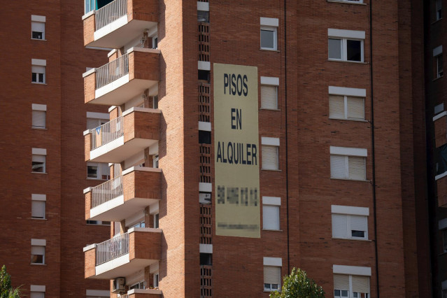 Archivo - Cartel de alquiler de viviendas en la fachada de un edificio, a 31 de diciembre de 2022, en Barcelona, Cataluña (España).