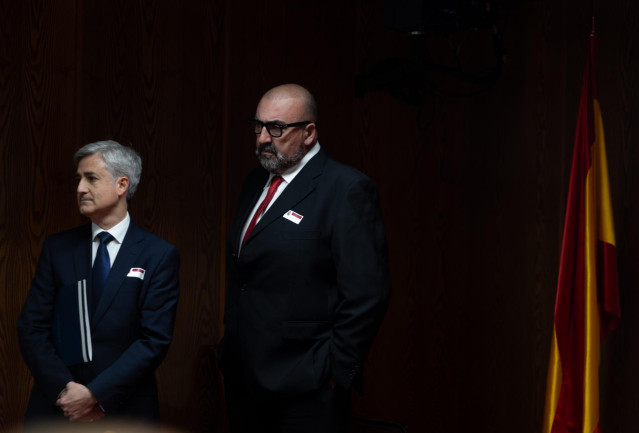Archivo - El exasesor del exministro José Luis Ábalos, Koldo García (d), junto a su abogado, a su llegada para comparecer en la comisión de investigación del Senado, a 22 de abril de 2024, en Madrid (España).