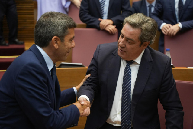 Archivo - El presidente de la Generalitat Valenciana, Carlos Mazón (i), y el portavoz de VOX en las Corts, José María Llanos (d), durante un debate de política general
