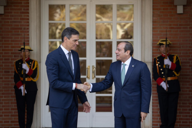 El presidente del Gobierno, Pedro Sánchez (i), recibe al presidente de Egipto, Abdelfatah al-Sisi (d), en el Palacio de la Moncloa, a 19 de febrero de 2025, en Madrid (España).