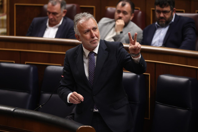 El ministro de Política Territorial y Memoria Democrática, Ángel Víctor Torres, durante un pleno en el Congreso de los Diputados, a 19 de febrero de 2025, en Madrid (España).