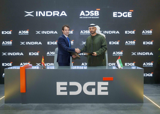Archivo - De izquierda a derecha: el presidente de Indra, Ángel Escribano, y el presidente de ADSB y de la división de Plataformas y Sistemas de Edge, Khaled Al Zaabi, durante la firma del acuerdo para reforzar la patrullera de altura FA-400 de ADSB.