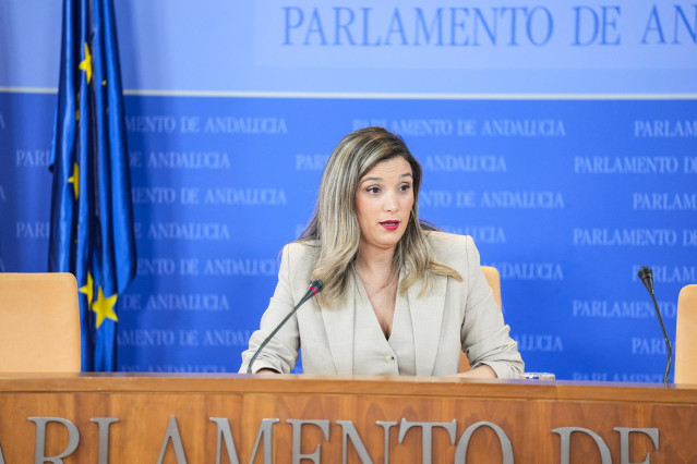 La portavoz del Grupo Parlamentario Socialista, María Márquez, durante la ronda de ruedas de prensa de los portavoces de los grupos parlamentarios en el Parlamento de Andalucía, a 19 de febrero de 2025 en Sevilla (Andalucía, España). Los portavoces de los